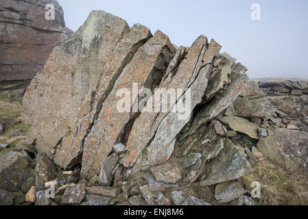 Felsen am stillgelegten Steinbruch am Cracken Rand in der Nähe von Chinley in Derbyshire geknackt. Stockfoto