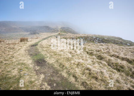 Wanderweg entlang eingraben in der Nähe von Chinley im Peak District, Derbyshire. Ein nebliger Frühlingsmorgen. Stockfoto