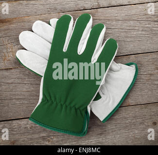 Garten-Handschuhe über Holztisch Hintergrund Stockfoto