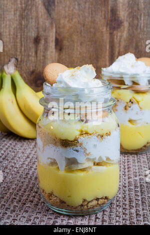 Bananen-Sahne-Parfait in Einmachglas geschichtet Stockfoto