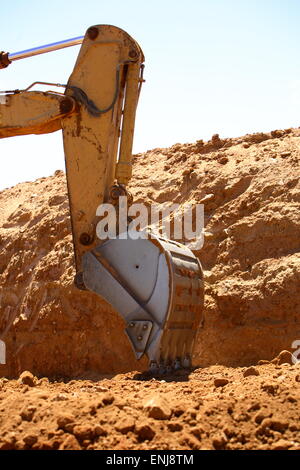 Nahaufnahme von einer Schaufel eines Baggers auf einer Baustelle Stockfoto