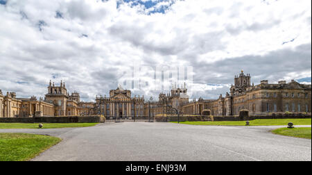 Weitwinkel-Blick auf Blenheim Palace, dem Geburtsort von Sir Winston Churchill, Woodstock, Oxfordshire, England, Großbritannien, UK. Stockfoto