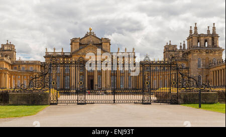 Das Eingangstor und Great Court im Blenheim Palace, Geburtsort von Sir Winston Churchill, Woodstock, Oxfordshire, England, UK. Stockfoto