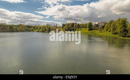 Panoramablick auf den See in der herrlichen Parklandschaft rund um Blenheim Palace, Woodstock, Oxfordshire, England, UK. Stockfoto