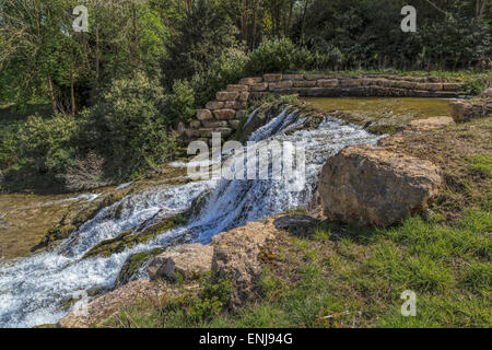 Kaskade und dam, gebaut von der renommierten georgischen Landschaftsarchitekten Lancelot 'Capability' Brown im Jahre 1760 in Blenheim Park. Stockfoto