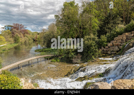 Kaskade und dam, gebaut von der renommierten georgischen Landschaftsarchitekten Lancelot 'Capability' Brown im Jahre 1760 in Blenheim Park. Stockfoto