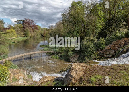 Kaskade und dam, gebaut von der renommierten georgischen Landschaftsarchitekten Lancelot 'Capability' Brown im Jahre 1760 in Blenheim Park. Stockfoto