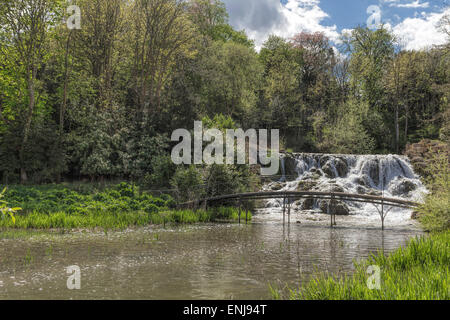 Blick auf Kaskade und dam, gebaut von der renommierten georgischen Landschaftsarchitekten Lancelot 'Capability' Brown in Blenheim Park. Stockfoto