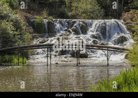 Blick auf Kaskade und dam, gebaut von der renommierten georgischen Landschaftsarchitekten Lancelot 'Capability' Brown in Blenheim Park. Stockfoto