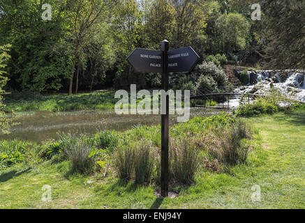 Wegweiser aus Holz in Kaskade und dam, gebaut vom georgischen Landschaftsarchitekten Lancelot 'Capability' Brown in Blenheim Park. Stockfoto