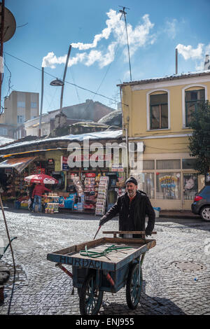 Straßenszene mit Dampf/Rauch entkommen Ofen Rohre über den Tahtali Minare Hamam in der Balat / Fener Nachbarschaft ist Stockfoto