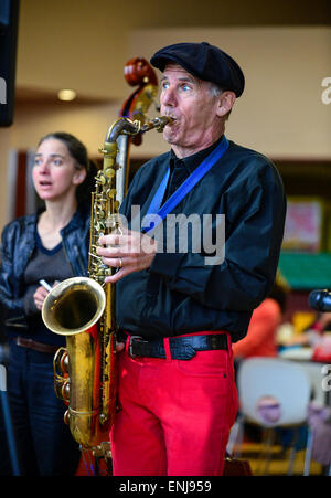 Michael Dougherty, spielt von Les Swingin Liebhaber, das Saxophon in 2015 City of Derry Jazz Festival. Stockfoto