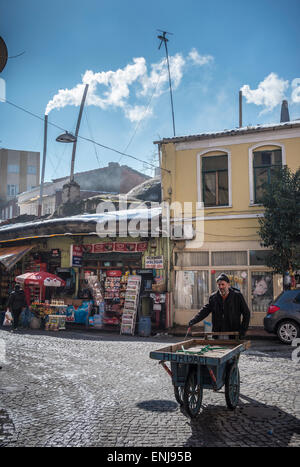 Straßenszene mit Dampf/Rauch entkommen Ofen Rohre über den Tahtali Minare Hamam in der Balat / Fener Nachbarschaft ist Stockfoto