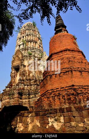 Ayutthaya, Thailand: Khmer-Stil zentrale Prang und Ziegel Ruinen glockenförmigen Chedi aus dem 14. Jahrhundert Stockfoto