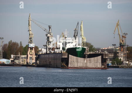 Gdynia, Polen 6. Mai 2015 In Bildern: Gdynia Hafen im Norden von Polen an der Ostsee Küste Bild: Transportschiff sitzt am polnischen Naval Shipyard Trockendock Credit: Michal Fludra/Alamy Live News Stockfoto