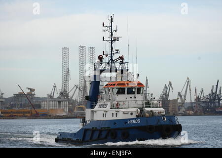 Gdynia, Polen 6. Mai 2015 In Bildern: Gdynia Hafen im Norden von Polen an der Ostsee Küste Bild: Heros Schlepper am Gdynia Hafen Kanal Credit: Michal Fludra/Alamy Live News Stockfoto