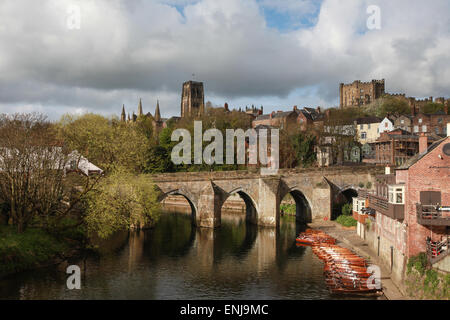 Elvet Bridge Durham City über den Fluss tragen mit Durham Kathedrale im Hintergrund Stockfoto