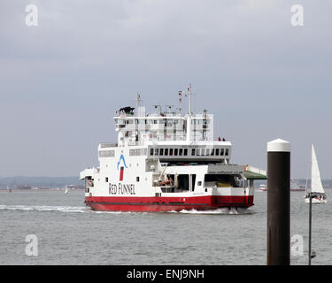 Red Funnel Fähren setzen Segel von der Isle Of Wight Stockfoto