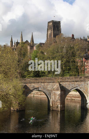 Elvet Bridge Durham City über den Fluss tragen mit Durham Kathedrale im Hintergrund Stockfoto