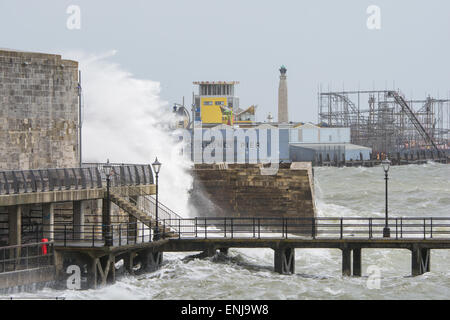 Frühling-Sturm bringt schwere See auf der Küstenlinie an Old Portsmouth, UK. Stockfoto