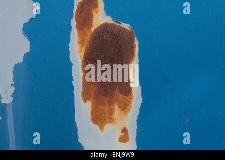 Verrostet, abblätternde blau-graue Farbe mit großen verrosteten Fleck. Stockfoto