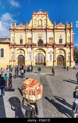 Verkäufer trägt riesige Bündel von Leckereien am Plaza de San Cristobal vor bunten maurische Fassade der Kathedrale Stockfoto