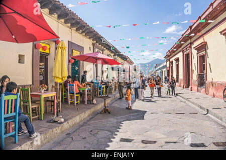 einheimischen Touristen & ein einsamer Busker genießen Essen unter freiem Himmel oder Surfen Geschäfte auf Fußgänger Straße Real de Guadalupe San Cristobal Stockfoto