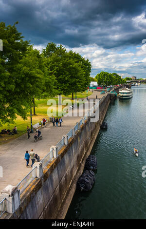 Die Williamette River und Gehweg am Tom McCall Waterfront Park in Portland, Oregon. Stockfoto