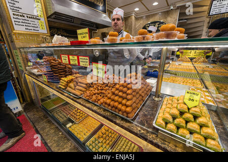 Türkische Süßigkeiten und Desserts für den Verkauf auf einen Stand auf dem Gewürz-Basar, Eminonu, Istanbul, Türkei. Stockfoto