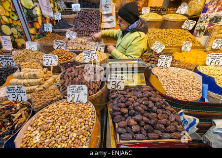 Nüssen, getrockneten Früchten und Gewürzen auf einen Stand auf dem Gewürz-Basar, Eminonu, Istanbul, Türkei. Stockfoto