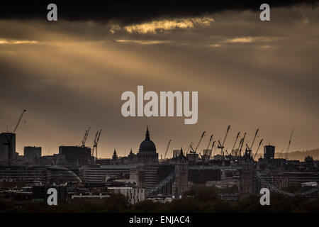 London, UK. 6. Mai 2015. London Stadt Sonnenuntergang über St.Paul es Cathedral und Tower Bridge Credit: Guy Corbishley/Alamy Live News Stockfoto