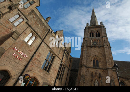 Durham Town Hall, Markthalle und die Kirche des Heiligen Nikolaus im Marktplatz Durham City Centre Stockfoto