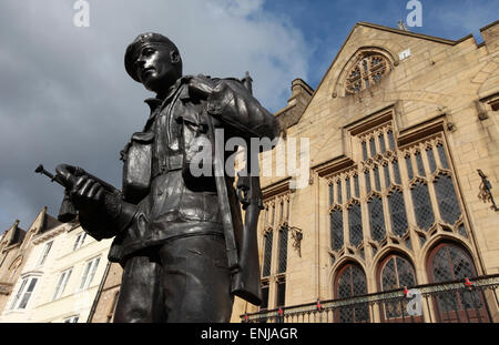 Denkmal für die Durham helle Infanterie von Künstler Alan Beattie in Durham Marktplatz mit Markthalle im Hintergrund Stockfoto