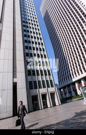 Japanische Executive nahe dem Sompo Japan Nipponkoa Head Office Building, von Yoshikazu Uchida und Shinjuku Nomura Gebäude Stockfoto