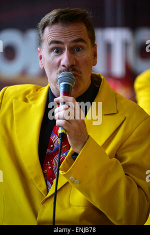 Ian Clarkson von Jive Aces in 2015 City of Derry Jazz Festival durchführen. Stockfoto