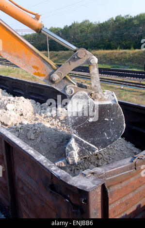 Loader lädt den Wagenzug transport Stockfoto