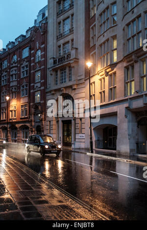 Spät in die Nacht-Taxi. Schwarzes Taxi im Regen, Marsham Street, London, UK Stockfoto