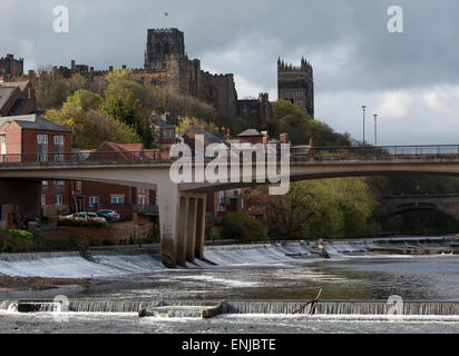 Framwellgate Damm des Flusses Wear in Durham Stadtzentrum mit Durham Kathedrale und Durham Castle im Hintergrund Stockfoto