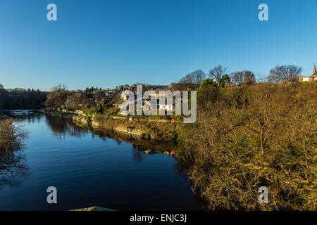 River Don Blick flussaufwärts von der Bridge of Don in Aberdeen, Schottland. Stockfoto