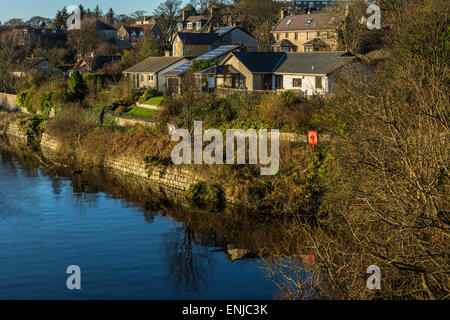 River Don Blick flussaufwärts von der Bridge of Don in Aberdeen, Schottland. Stockfoto