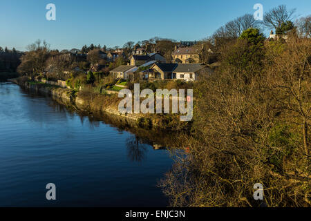 River Don Blick flussaufwärts von der Bridge of Don in Aberdeen, Schottland. Stockfoto