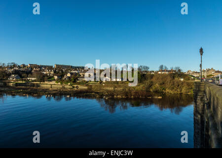 River Don Blick flussaufwärts von der Bridge of Don in Aberdeen, Schottland. Stockfoto