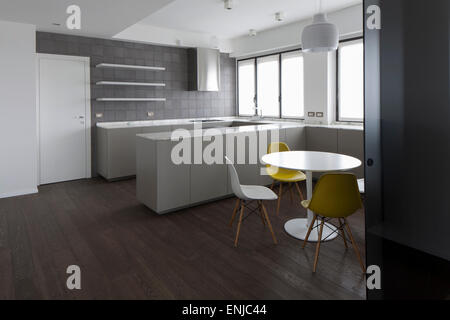 Innenraum eines Hauses: neues minimalistisches Design-Küche mit C. Eames-Stühlen und Tisch Stockfoto