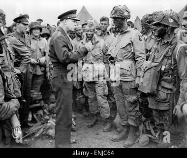 General Dwight D. Eisenhower gibt das Gebot der Stunde, "Vollen Sieg--nichts anderes", Fallschirmjäger irgendwo in England, kurz bevor sie an ihrer Flugzeuge zur Teilnahme an des ersten Ansturm bei der Invasion des europäischen Kontinents am 5. Juni 1944 Bord Stockfoto