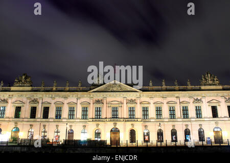 Zeughaus (Zeughaus) in Berlin bei Nacht Stockfoto