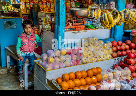 Boy wartet in einem Lebensmittelgeschäft in der Stadt Bhaktapur in Nepal Stockfoto