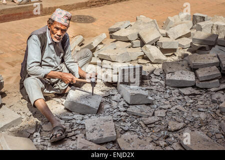Bhaktapur, Nepal - 20. März 2015: ein Alter Mann schnitzt Stein auf der Straße. Stockfoto