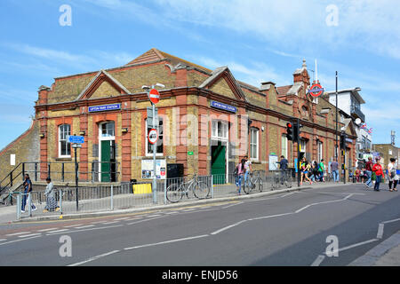 Upton Park U-Bahn Station Eingang auf einer Straße Brücke über Bahnlinien in East London auf der District Line England England Stockfoto