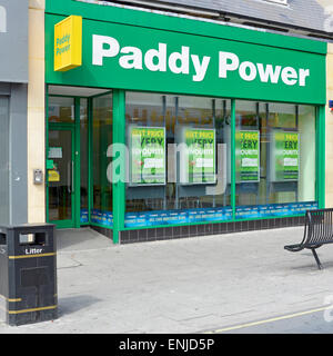 Paddy Power lizenzierte Wettbüro unterzeichnen und Fenster mit Pflaster Abfallbehälter East Ham Newham East London England Großbritannien Stockfoto