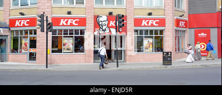 Kentucky Fried Chicken breite Front auf Kreuzung Ecke teilweise auf East Ham High Street East Ham Newham East London England Großbritannien Stockfoto